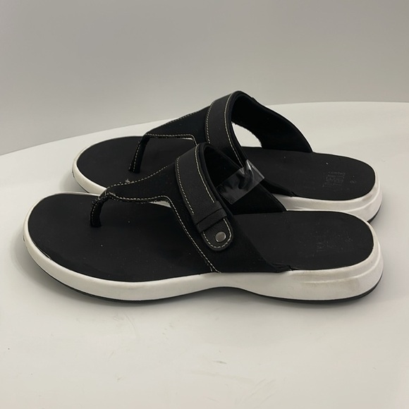 Time & Tru Black Thong Sandals with White Soles Size 8  Beach Summer Vacation - Picture 1 of 8